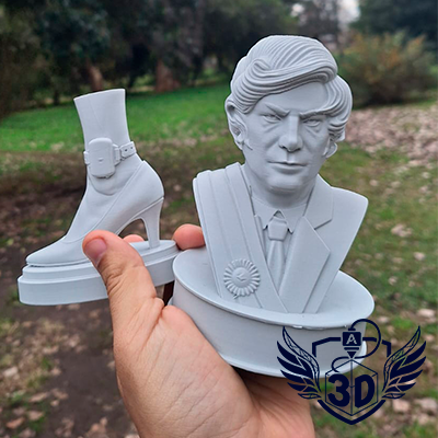 Busto Milei y tobillera CFK